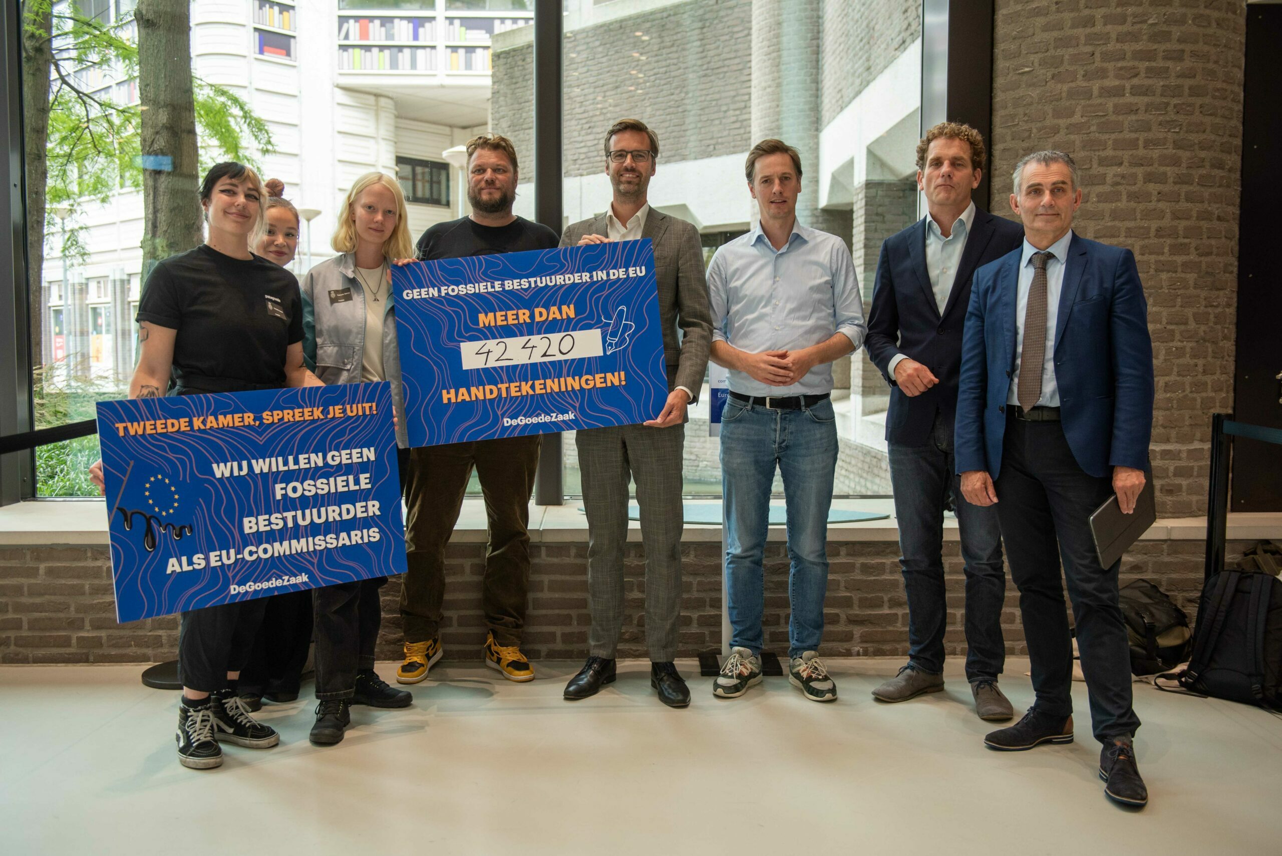 De overhandiging van de petitie tegen Hoekstra als Eurocommissaris. Op de foto zijn van links naar rechts te zien: Renske, ML, Anne, en Jurjen van DeGoedeZaak, en Sjoerd Sjoerdsma van D66, Laurens Dassen van Volt, Joris Thijssen en Tom van der Lee van PvdA/GroenLinks.